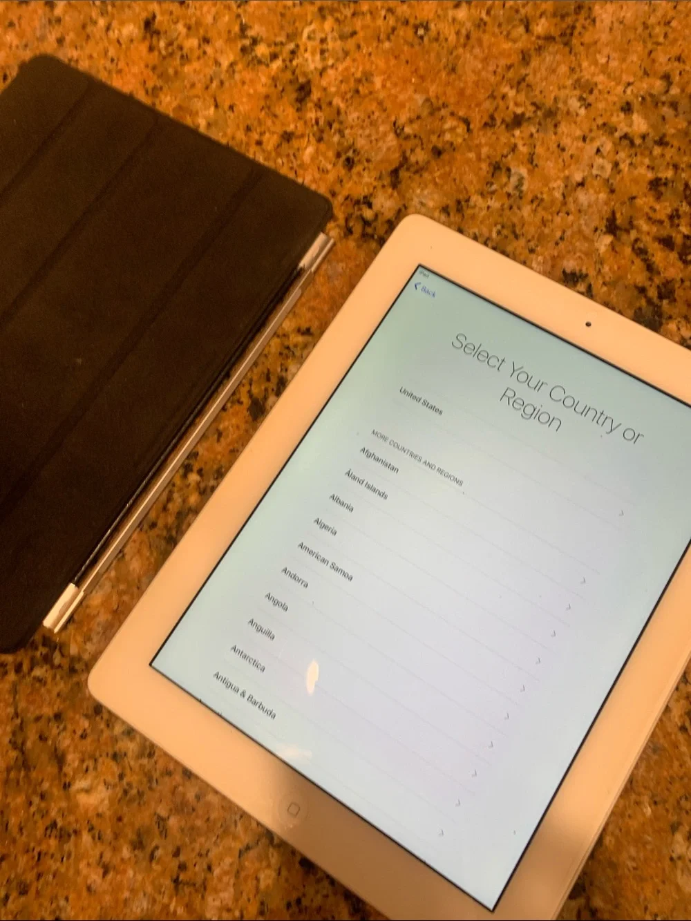 Like new IPAD Generation 4 with screen protector and magnet protection cover